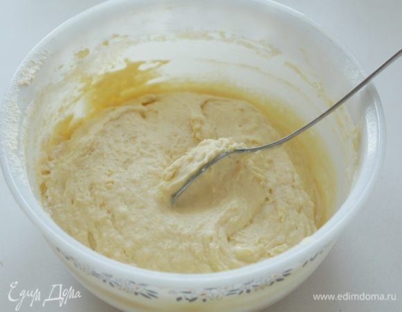 Перемешать. Хорошо разогреть сковороду, смазать ее растительным маслом. 