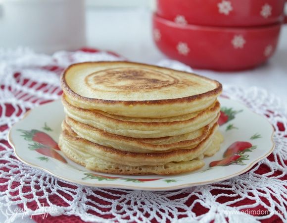 Ложкой выкладывать тесто на сковороду и обжаривать панкейки до готовности.