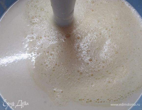 В просеянную муку добавить молоко, хорошо размешать, взбить блендером. Постепенно влить воду. Добавить взбитые яйца с сахаром, соль. Хорошо размешать, еще раз взбить блендером. Оставить на 20 минут.