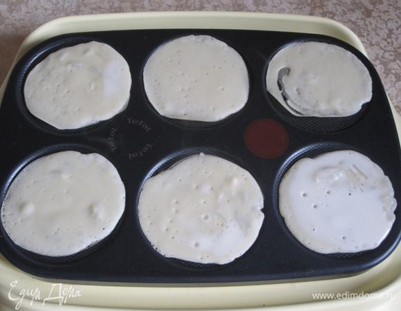 Испечь маленькие блинчики.