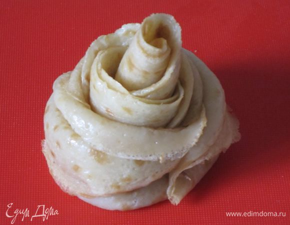 То есть вокруг первого блинчика надо обернуть 5 сложенных пополам блинчиков-лепестков.