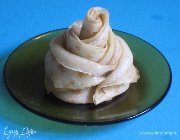 Лепестки расправить. Чтобы "розочки" не развернулись, низ скрепить деревянными зубочистками. Вот и получилась "розочка".