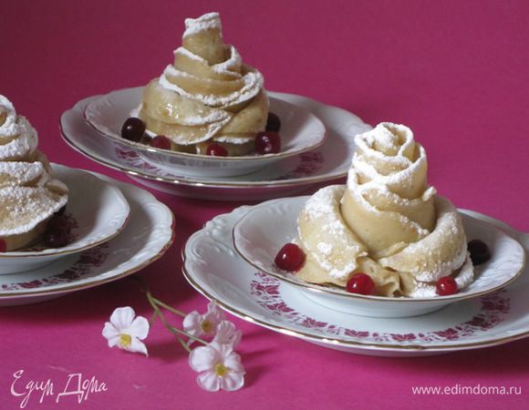 Разложить по тарелочкам и украсить ягодами.