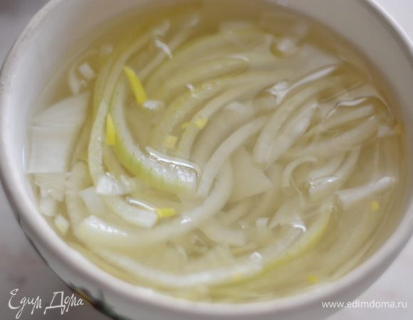 Замариновать лук, нашинковать его кольцами, положить в посуду, добавить кипяток -175 г, сахар-2 ст.л., соль 1 ч.л., уксус 1 ст.л., подождать, пока остынет и отправить в холодильник на ночь. Печень тоже замочить в молоке, предварительно порезав на мелкие кусочки и отправить в холодильник на ночь.