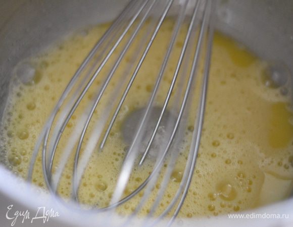 Готовим блины. Яйца взбить с сахаром.