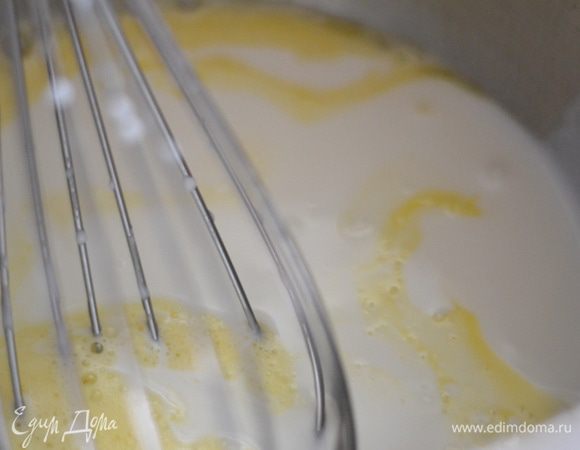 Добавить теплый кефир, щепотку соли, перемешать.