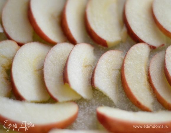 Яблочки порезать на дольки, засыпать сахаром (1 ч.л.) и поставить в духовку, разогретую до 190 градусов  на 15 минут.