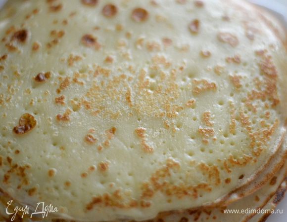 Блинчиков получается около 15 штук. Очень тоненькие и очень нежные. По желанию блинчики можно смазать сливочным маслом.