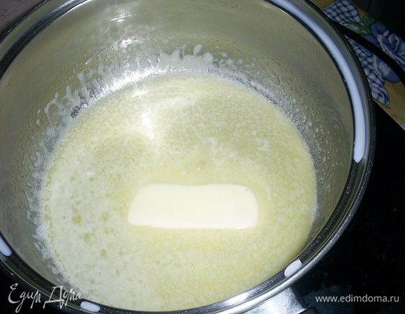 В теплом молоке растворяем сахар с солью. Сливочное масло растапливаем на медленном огне.