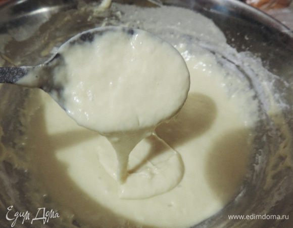 Муку смешиваем с разрыхлителем, вливаем к ней немного молока и замешиваем густое тесто, растираем до однородности и исчезновения комочков.