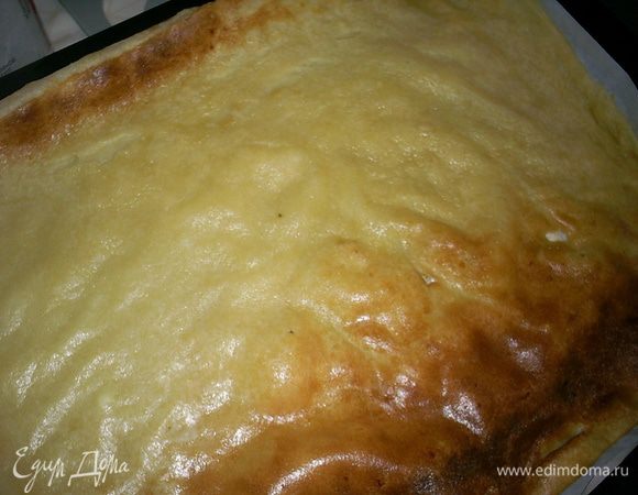 В духовке блин становиться неровным и пузырится. Не пугаемся - все нормально, так и должно быть. Как только мы откроем духовку, тесто опадет и станет ровным. Выпекаем наши блины 30-35-40 минут. Все зависит от духовки. Они должны красиво зарумяниться и божественно пахнуть топленым сливочным маслом.