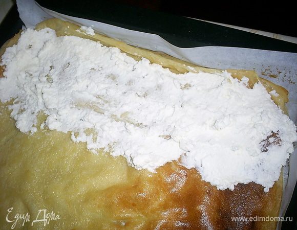 Подаем блинчики теплыми с любой начинкой или без. Нарезаем на порционные кусочки, по желанию сворачиваем рулетиками. Если вы хотите подать их с начинкой внутри, рекомендую вдоль меньшей стороны теплого (!) блина нанести немного начинки (у меня творожная).