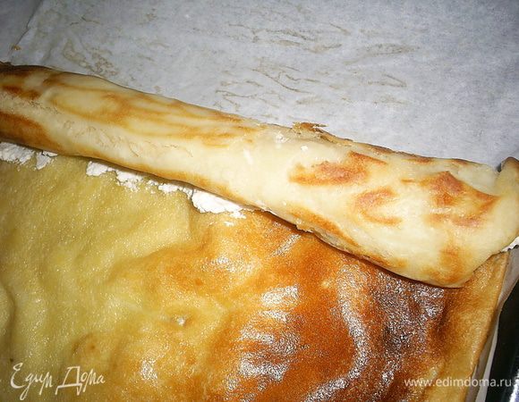 Свернуть рулетиком часть с начинкой, отрезать ее и нарезать на порционные кусочки.  Аналогично поступить с оставшимися блином и начинкой. Холодные блинчики тоже необычайно вкусные, но плохо держат форму. Свернуть их будет труднее.