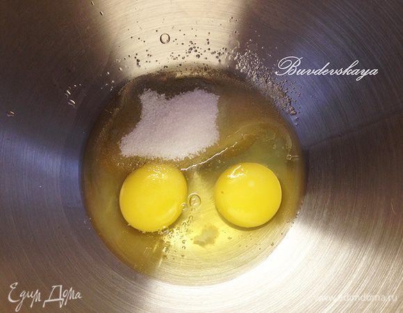 1. Взбейте миксером яйца с сахарным песком, добавьте молоко, кефир, соду, соль, продолжайте взбивать.