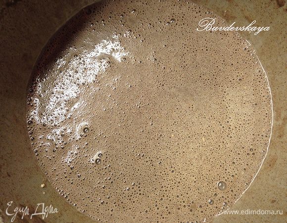 2. В отдельную миску просеять вместе черемуховую и обычную муку. Продолжая взбивать миксером, постепенно добавляйте просеянную муку.  Добавьте 2 ст.л. оливкового масло в тесто и тщательно перемешайте.