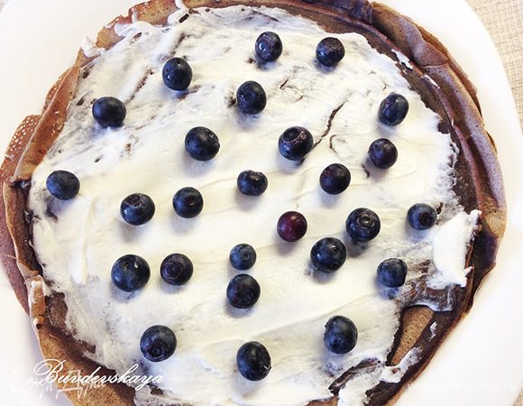 4. Выложите на каждый блин по 1 ст.л. сыра Маскарпоне и равномерно  распределите его, сверху выложите ягоды голубики. Сложите блин пополам, затем еще раз пополам. 
