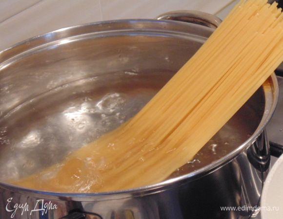 Отварить спагетти согласно инструкции на упаковке.