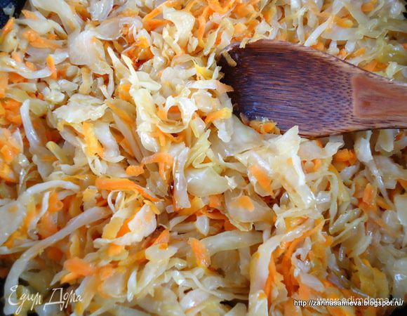 Капусту хорошо отжать, добавить в сковороду к овощам, тушить до готовности.
