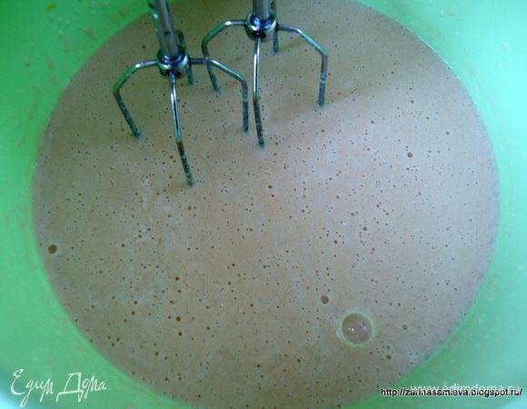 Для теста: В чаше смешать ряженку, яйца, соль, сахар и растительное масло. 
