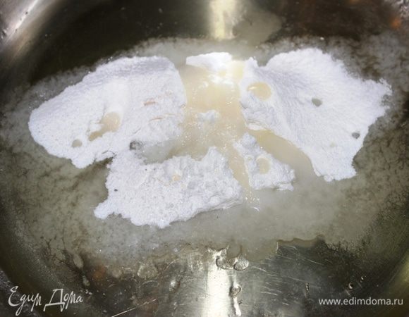 Взбить миксером яичные белки с добавлением сока лимона, ванилина, соли и сахарной пудры (на средней скорости минут 10).