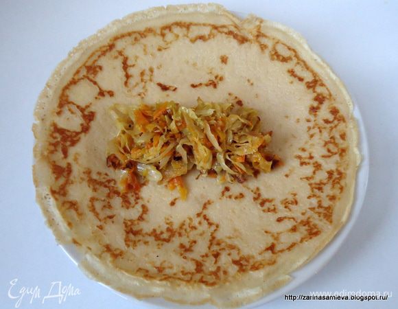 Духовку включить на 200°С. 
Фаршируем налистники: На налистник положить капустную начинку.