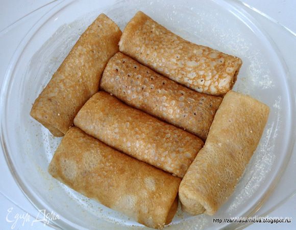 Бока и дно жаропрочной формы, либо кастрюли смазать сливочным маслом и обсыпать сухарями. Сложить в неё налистники...