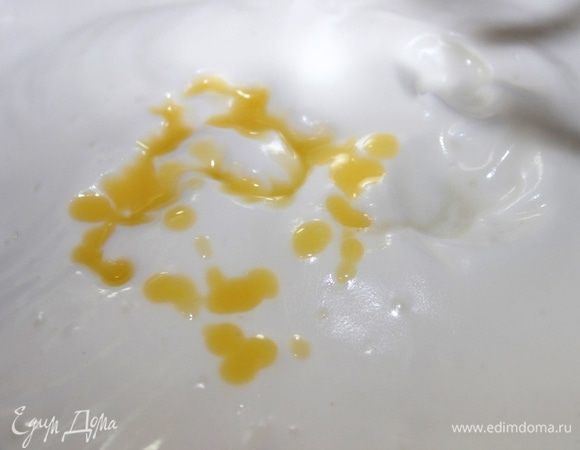 Добавить постепенно сливочное масло (предварительно его можно немного растопить) и ликер, перемешать осторожно венчиком. 