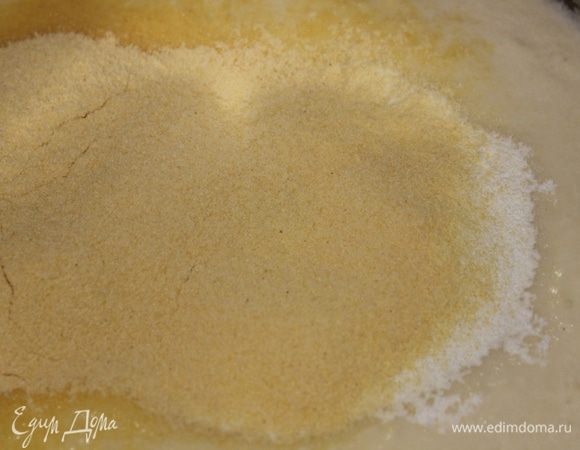 Влить молоко, взбить. Добавить крахмал разрыхлитель и два вида муки, но не сразу, а порциями, чтобы тесто не было густым. Снова взбить, чтобы не было комочков