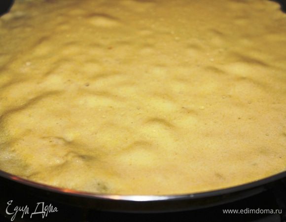 Сковороду хорошо прогреть, первый раз смазать маслом и налить первую порцию теста, быстро распределить его по всей поверхности...печь на среднем огне минуты 1,5-2 с одной стороны.