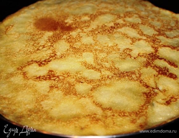 Перевернуть с помощью гибкой плоской лопаточки и выпекать еще 1 минуту.