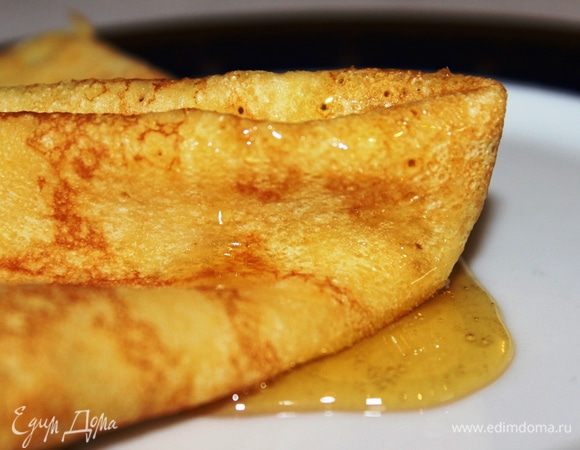 Подавать обязательно горячими. Я, как правило, пеку блины сразу в рот, т.е. конвейером: каждому по одному и по очереди. 