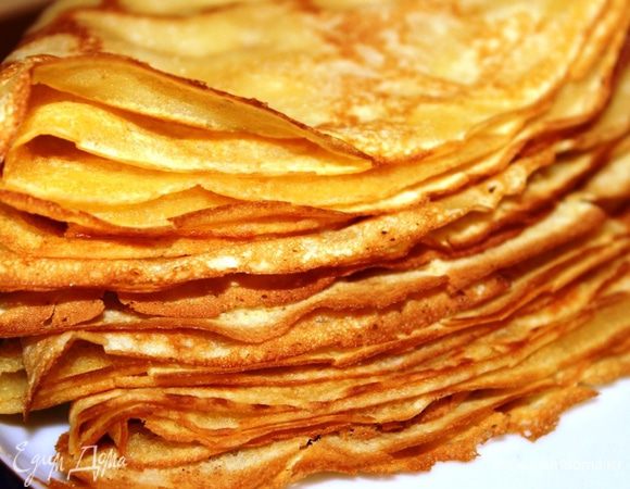 Если выпекаете заранее, то можно складывать их стопкой и, когда все уже будет готово, надо поставить их в разогретый духовой шкаф минут на 5. Блины станут горячими, маслянистыми и ароматными, а кончики еще более хрустящими. 