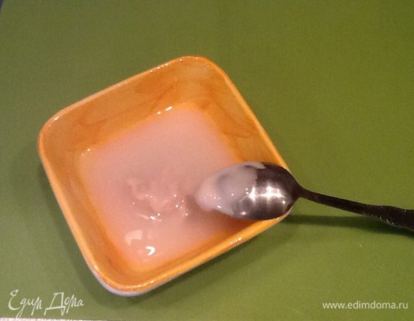 Разводим дрожжи в 50 мл воды.