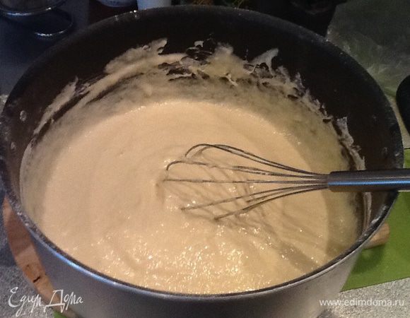 Подогреваем молоко, добавляем яйца, хорошо перемешиваем венчиком, добавляем сахар, соль, просеиваем муку, вливаем дрожжи и замешиваем тесто. Оно получится  густым.