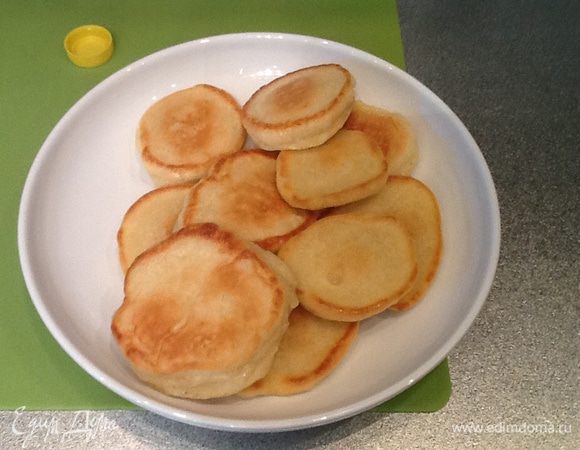 Ждем пока тесто подойдет и выпекаем оладушки.
