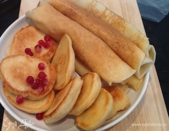 Теперь в тесто вливаем 1 стакан кипятка и перемешиваем. Выпекаем уже тонкие блинчики.