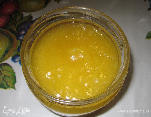 Приготовим сначала лаймовый курд. С лаймов нужно снять цедру на мелкой терке и смешать с сахаром. Оставить приблизительно на полчаса, чтобы сахар пропитался ароматом. Выдавить сок из лаймов, вылить его в сахар с цедрой. Чтобы сока получилось больше, лаймы нужно прогреть в микроволновке около 30 секунд, а потом уже выдавливать сок. Сок с сахаром поставить на водяную баню. Добавить сливочное масло. Помешивать до полного растворения масла и сахара. Яйца перемешать венчиком до однородности. Тонкой струйкой влить яйца в смесь. Варить на водяной бане, постоянно помешивая, около 15-20 минут до загустения. Процедить через сито (по желанию), чтобы убрать кусочки цедры. Поставить в холодильник на некоторое время. Из указанного количества продуктов у меня получилось 200 г лаймового курда, и я конечно же не использовала его весь в этом рецепте. Цвет получился ближе к жёлтому)… Чтобы цвет был более зелёным, нужно брать яйца с желтками неяркими по цвету. 