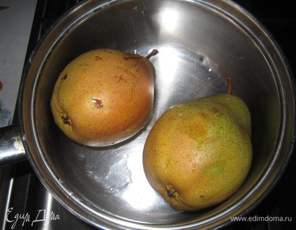 Положить груши в кастрюлю, залить кипятком, влить белое сухое вино, добавить очищенный имбирь. Груши варить на среднем огне около 15 минут. После того, как груши будут готовы, вынуть их, отлить необходимое количество жидкости, добавить сахар, довести до кипения и растворения сахара, и снять с огня. Остудить. Это будет наша пропитка для печенья Савоярди.