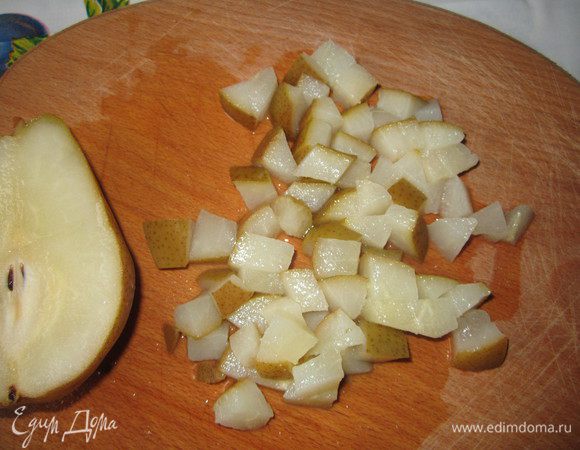 Груши нарезать небольшим кубиком.