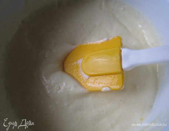 Белки отделить от желтков. Желтки соединить с сахаром и взбить миксером  до увеличения объёма и получения пышной светлой массы. Соединить с маскарпоне (комнатной температуры). Белки взбить до устойчивых пиков, добавить в крем и аккуратно перемешать. Если вы не хотите использовать в крем сырые яйца, можно сделать крем с завариванием желтков сиропом и взбитыми сливками. 