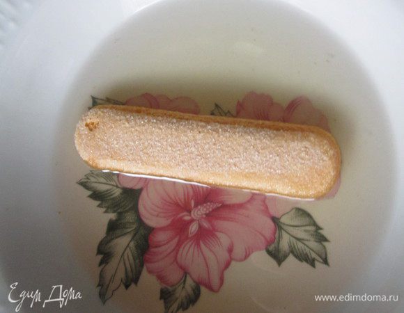 Савоярди обмакнуть в сироп и положить на дно стаканов. Затем крем, кубики груш, лаймовый курд, опять савоярди, крем, груши, курд и т.д. Порядок слоёв можно менять по желанию. Также лаймовый курд можно выкладывать не отдельным слоем, а добавить его по вкусу в крем. Честно говоря, мне так даже понравилось больше ). 