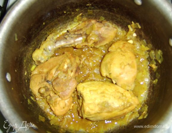 Т.к я готовлю только на обед для небольшой семьи, то взяла только грудку и окорочок, всего 4 кусочка. Поэтому расчет продуктов небольшой. Можно заменить мясным фаршем, рубленой говядиной или бараниной, индейкой и даже рыбой (так готовят в прикаспийской провинции Гилан, сама я такой фесенджан никогда не пробовала). Курицу обжариваем на 1 ст. л. растительного масла с нарезанной кубиками луковицей. Добавляем соль, перец по вкусу и куркуму. Я обжаривала в кастрюльке под крышкой, чтобы курица дала сок, до полуготовности.