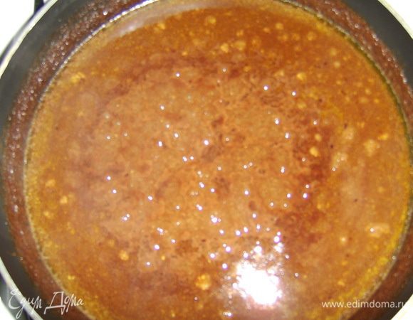 Грецкие орехи и фисташки перемолоть в кофемолке. Представить себе фесенждан без грецких орехов невозможно, а вот улучшить аромат можно с помощью фисташек или миндаля, также допускается использование арахиса, фундука, кешью. Советуют на 2/3 грецких орехов брать 1/3 других орешков.  У меня практически свежие грецкие орехи, нетвердые. Но если у вас грецкие орехи «лежалые», то предварительно замочите их в горячей воде, так они станут мягче, затем обсушите и используйте. Массу перемолотых орехов обжариваем на сковороде буквально 5 мин, помешивая, иначе легко могут пригореть.  Затем добавляем 3 стакана воды, доводим до кипения, добавляем 3 ст. л. гранатовой пасты, закрываем крышкой и оставляем на очень медленном огне на 2 ч, периодически помешивая. Вода будет потихоньку  испаряться.   Гранатовую пасту можно заменить свежим гранатовым соком, 1-1,5 стакана. Для этого передавите гранаты и протрите через сито. Вниманию шоколадоголиков,  для улучшения цвета и аромата в журнале советовали использовать горький шоколад.  Я добавила  немного шоколада, 20г, сделала так впервые, и действительно цвет получился более коричневого цвета, а в аромате пошли шоколадные нотки.