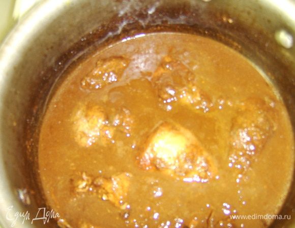 Соединить курицу с  гранатово-ореховым соусом и оставить тушиться. Добавить свежевыжатый сок лимона и сахар, обязательно попробовать. Если вам нравится кислинка, то добавьте больше сока, если более сладкий вариант - то немного сахара. Для еще большего ароматного разнообразия вы можете добавить немного шафрановой настойки за 5-10 мин до окончания готовки. Способ приготовления шафрановой настойки я уже давала в рецепте http://www.edimdoma.ru/retsepty/64406-lyubiya-polo-s-myasom  .