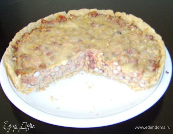 "Подпалить" помидоры на гриле, снять кожицу и мелко порезать. Лук, порезанный крупными кубиками, и чеснок (передавленный), обжарить на растительном масле до золотистого цвета, добавить фасоль, тунец из банки, помидоры, тимьян, посолить, поперчить и немного потушить. Затем снять с огня, немного остудить и добавить 2 яйца и ст.л. ложку йогурта. Эту начинку выложить на тесто, сверху посыпать пармезаном и отправить в духовку на 40-50 мин. Готовый пирог охладить и подавать. Вкусно, даже когда холодный. Приятного аппетита!