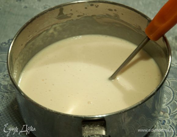 Замешиваем тесто для блинчиков на кефире. Для этого взбиваем 2 яйца, стакан кефира, добавляем столовую ложку растительного масла, ложку сахара, солим, стакан муки и перемешиваем. Чайную ложку соды без горки гасим столовой ложкой лимонного или апельсинового сока. Добавляем в тесто и сразу перемешиваем. Если тесто получилось очень густое, разбавляем кипяченой холодной водой.