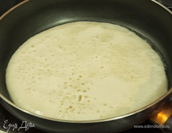 Наливаем тесто тонким слоем на сковороду и запекаем еготак, чтобы низ слегка зарумянился, а верх был почти запеченым. 