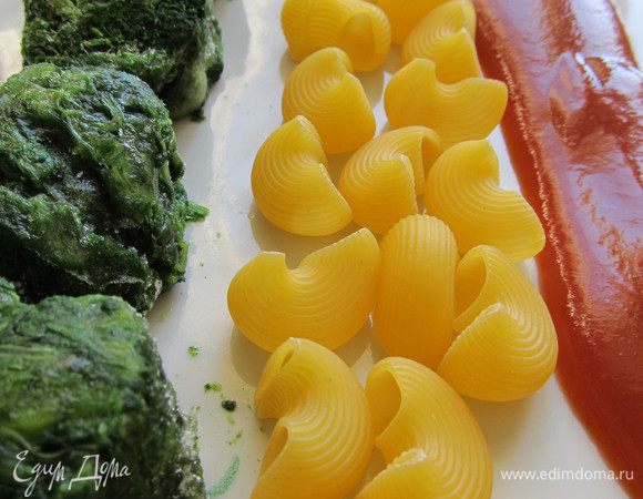 Отварить макароны.