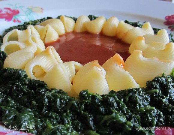 Потушить шпинат.