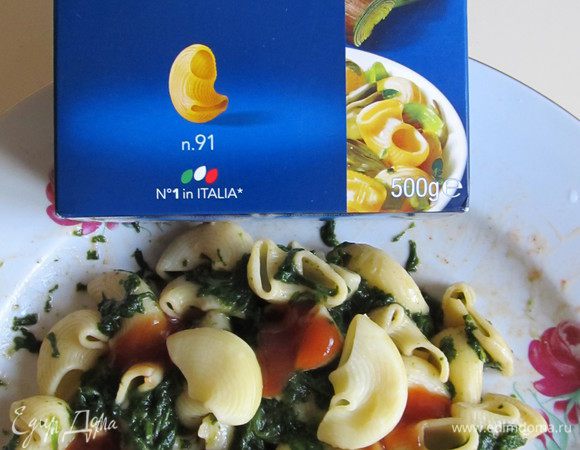 Смешать макароны, шпинат, соус.